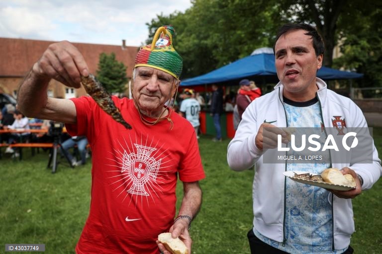 A seleção portuguesa de futebol chegou hoje a Marienfeld, na Alemanha, para a participação no Euro2024, onde foi recebido cerca de cinco mil adeptos, quase todos em êxtase com a presença de Cristiano Ronaldo.