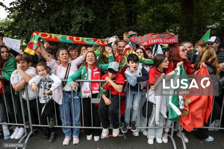 A seleção portuguesa de futebol chegou hoje a Marienfeld, na Alemanha, para a participação no Euro2024, onde foi recebido cerca de cinco mil adeptos, quase todos em êxtase com a presença de Cristiano Ronaldo.