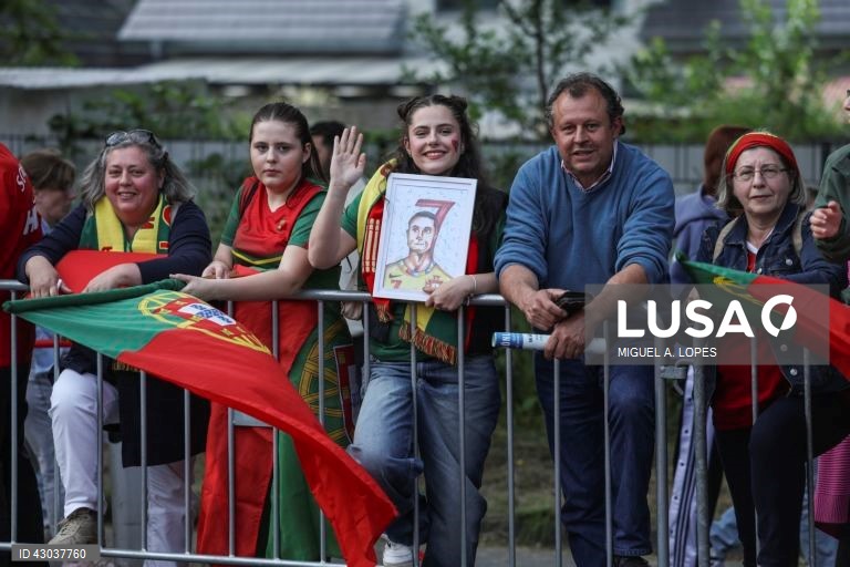 A seleção portuguesa de futebol chegou hoje a Marienfeld, na Alemanha, para a participação no Euro2024, onde foi recebido cerca de cinco mil adeptos, quase todos em êxtase com a presença de Cristiano Ronaldo.