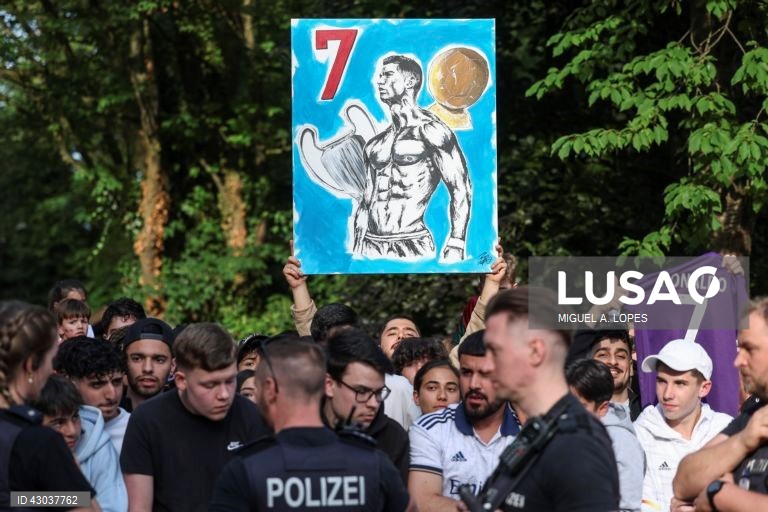 A seleção portuguesa de futebol chegou hoje a Marienfeld, na Alemanha, para a participação no Euro2024, onde foi recebido cerca de cinco mil adeptos, quase todos em êxtase com a presença de Cristiano Ronaldo.