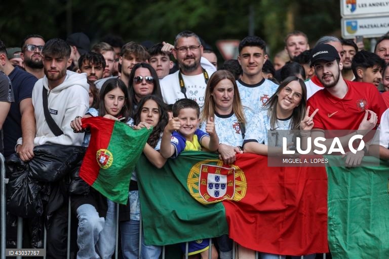 A seleção portuguesa de futebol chegou hoje a Marienfeld, na Alemanha, para a participação no Euro2024, onde foi recebido cerca de cinco mil adeptos, quase todos em êxtase com a presença de Cristiano Ronaldo.
