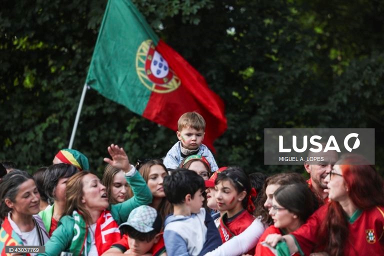 A seleção portuguesa de futebol chegou hoje a Marienfeld, na Alemanha, para a participação no Euro2024, onde foi recebido cerca de cinco mil adeptos, quase todos em êxtase com a presença de Cristiano Ronaldo.