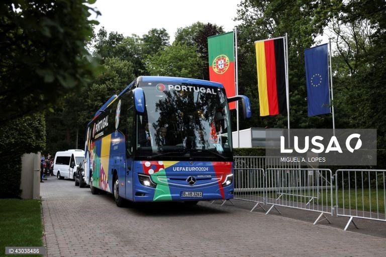 A seleção portuguesa de futebol chegou hoje a Marienfeld, na Alemanha, para a participação no Euro2024, onde foi recebido cerca de cinco mil adeptos, quase todos em êxtase com a presença de Cristiano Ronaldo.