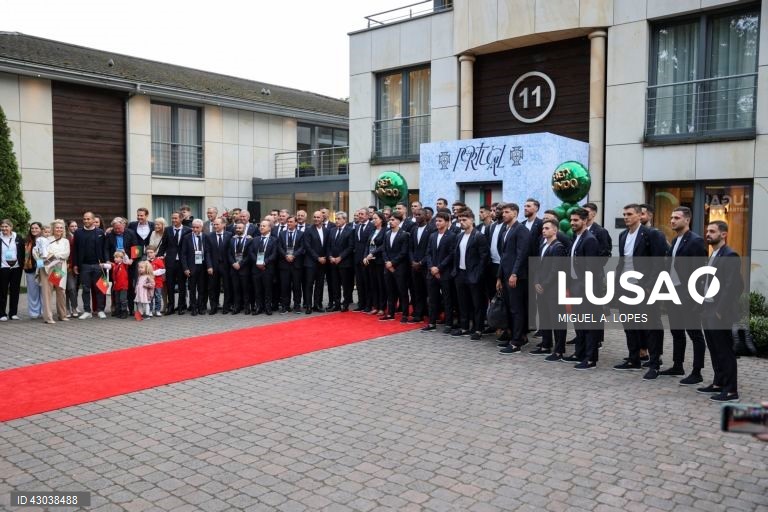 A seleção portuguesa de futebol chegou hoje a Marienfeld, na Alemanha, para a participação no Euro2024, onde foi recebido cerca de cinco mil adeptos, quase todos em êxtase com a presença de Cristiano Ronaldo.