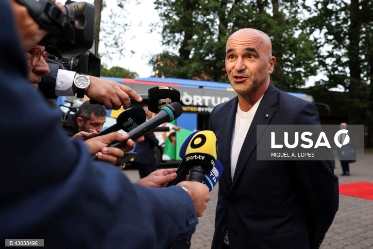 A seleção portuguesa de futebol chegou hoje a Marienfeld, na Alemanha, para a participação no Euro2024, onde foi recebido cerca de cinco mil adeptos, quase todos em êxtase com a presença de Cristiano Ronaldo.