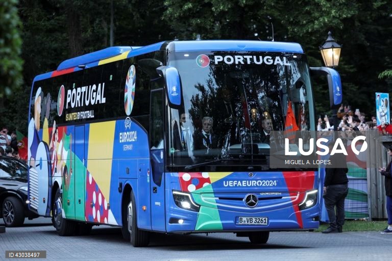 A seleção portuguesa de futebol chegou hoje a Marienfeld, na Alemanha, para a participação no Euro2024, onde foi recebido cerca de cinco mil adeptos, quase todos em êxtase com a presença de Cristiano Ronaldo.