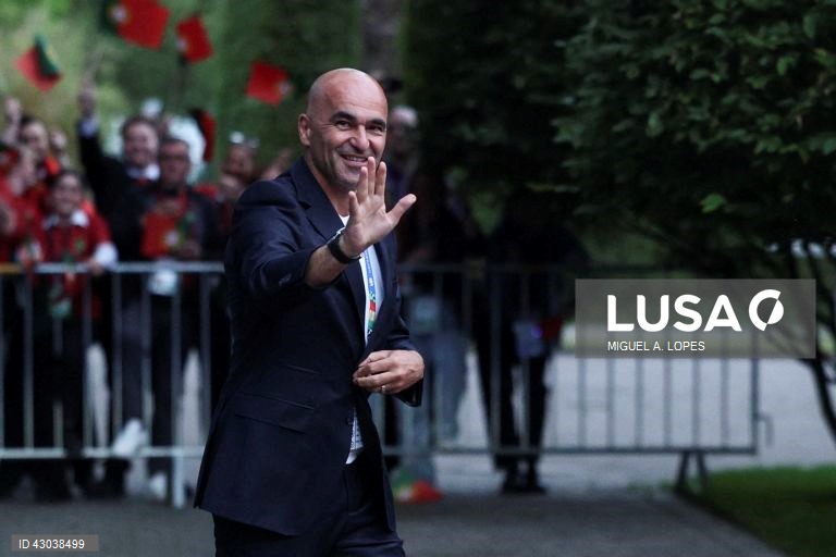 A seleção portuguesa de futebol chegou hoje a Marienfeld, na Alemanha, para a participação no Euro2024, onde foi recebido cerca de cinco mil adeptos, quase todos em êxtase com a presença de Cristiano Ronaldo.