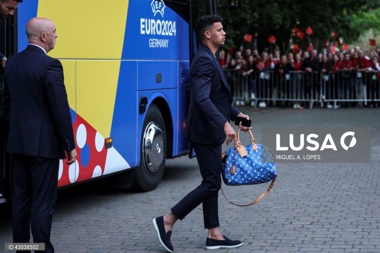 A seleção portuguesa de futebol chegou hoje a Marienfeld, na Alemanha, para a participação no Euro2024, onde foi recebido cerca de cinco mil adeptos, quase todos em êxtase com a presença de Cristiano Ronaldo.