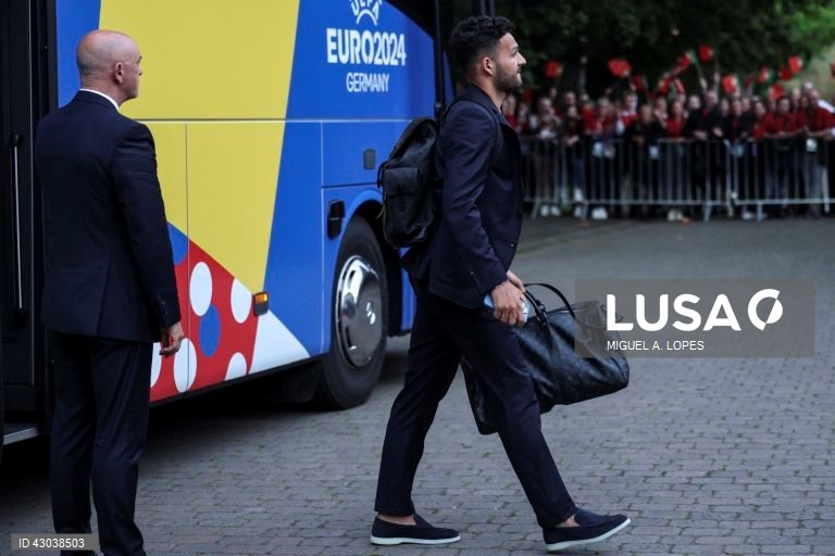 A seleção portuguesa de futebol chegou hoje a Marienfeld, na Alemanha, para a participação no Euro2024, onde foi recebido cerca de cinco mil adeptos, quase todos em êxtase com a presença de Cristiano Ronaldo.