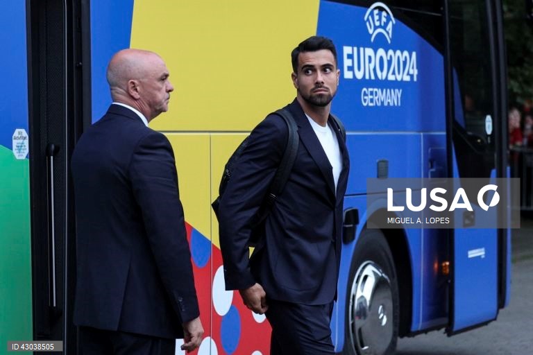 A seleção portuguesa de futebol chegou hoje a Marienfeld, na Alemanha, para a participação no Euro2024, onde foi recebido cerca de cinco mil adeptos, quase todos em êxtase com a presença de Cristiano Ronaldo.