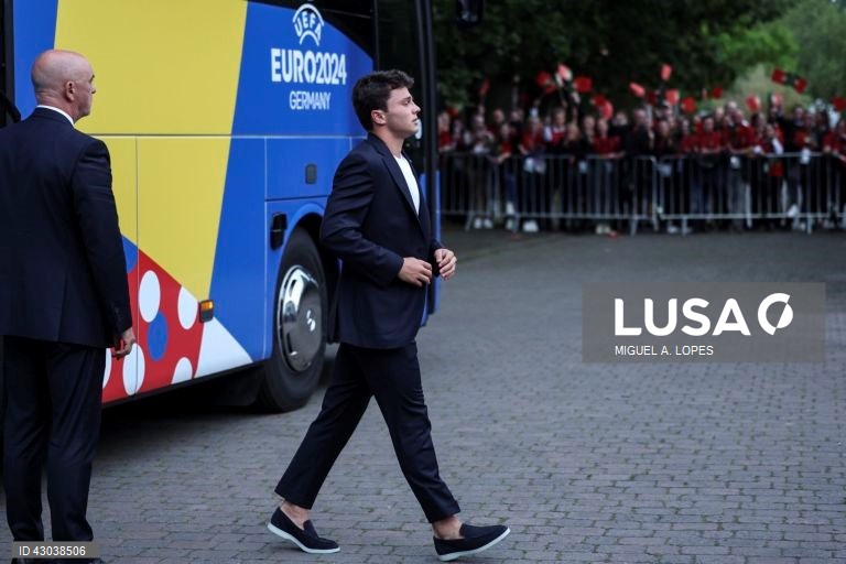 A seleção portuguesa de futebol chegou hoje a Marienfeld, na Alemanha, para a participação no Euro2024, onde foi recebido cerca de cinco mil adeptos, quase todos em êxtase com a presença de Cristiano Ronaldo.