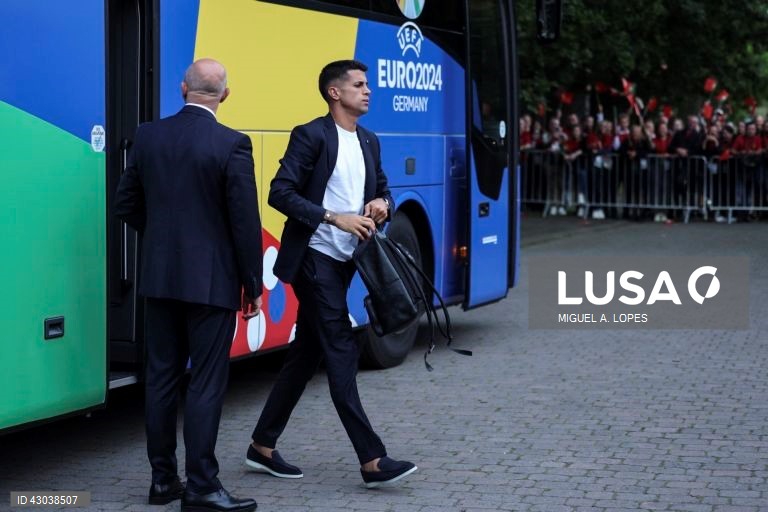 A seleção portuguesa de futebol chegou hoje a Marienfeld, na Alemanha, para a participação no Euro2024, onde foi recebido cerca de cinco mil adeptos, quase todos em êxtase com a presença de Cristiano Ronaldo.