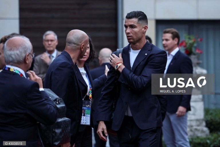 A seleção portuguesa de futebol chegou hoje a Marienfeld, na Alemanha, para a participação no Euro2024, onde foi recebido cerca de cinco mil adeptos, quase todos em êxtase com a presença de Cristiano Ronaldo.