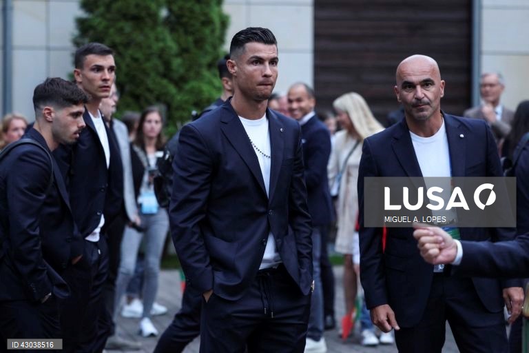 A seleção portuguesa de futebol chegou hoje a Marienfeld, na Alemanha, para a participação no Euro2024, onde foi recebido cerca de cinco mil adeptos, quase todos em êxtase com a presença de Cristiano Ronaldo.
