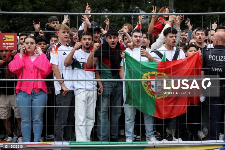 A seleção portuguesa de futebol chegou hoje a Marienfeld, na Alemanha, para a participação no Euro2024, onde foi recebido cerca de cinco mil adeptos, quase todos em êxtase com a presença de Cristiano Ronaldo.