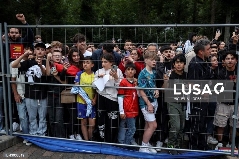A seleção portuguesa de futebol chegou hoje a Marienfeld, na Alemanha, para a participação no Euro2024, onde foi recebido cerca de cinco mil adeptos, quase todos em êxtase com a presença de Cristiano Ronaldo.