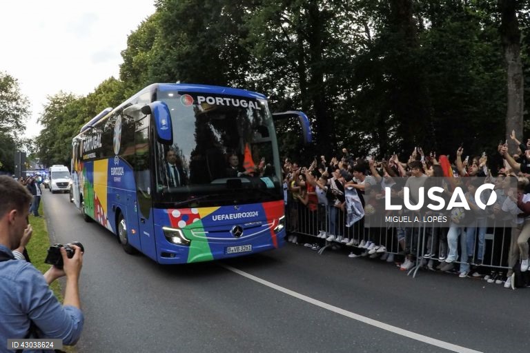 A seleção portuguesa de futebol chegou hoje a Marienfeld, na Alemanha, para a participação no Euro2024, onde foi recebido cerca de cinco mil adeptos, quase todos em êxtase com a presença de Cristiano Ronaldo.