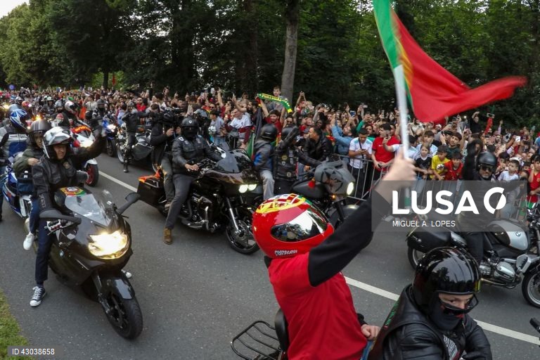 A seleção portuguesa de futebol chegou hoje a Marienfeld, na Alemanha, para a participação no Euro2024, onde foi recebido cerca de cinco mil adeptos, quase todos em êxtase com a presença de Cristiano Ronaldo.
