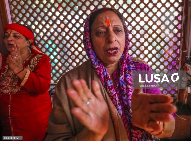 Festa religiosa pandita de Caxemira (hindu) no templo de Kheer Bhawani