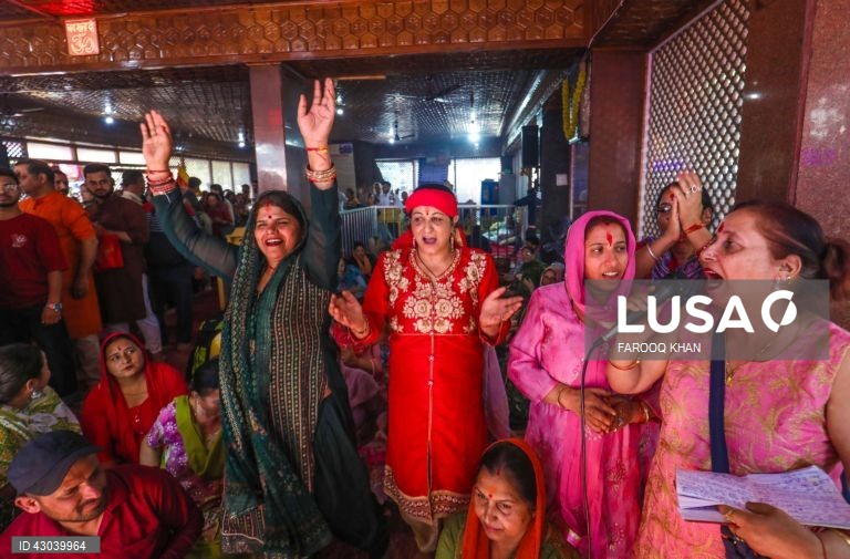 Festa religiosa pandita de Caxemira (hindu) no templo de Kheer Bhawani