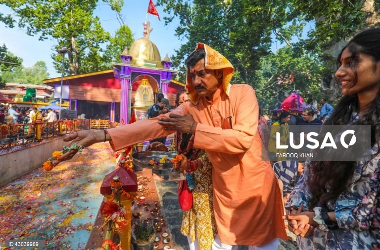 Festa religiosa pandita de Caxemira (hindu) no templo de Kheer Bhawani