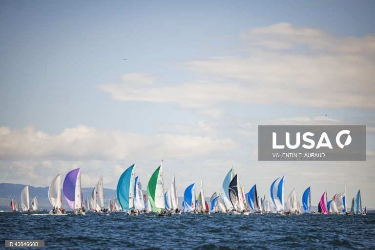 Início da 85.ª corrida à vela "Bol d'Or" no Lago de Genebra, em Genebra, Suíça. 409 barcos inscreveram-se para a Bol d'Or deste fim de semana, a maior regata à vela realizada num lago da Europa. 
