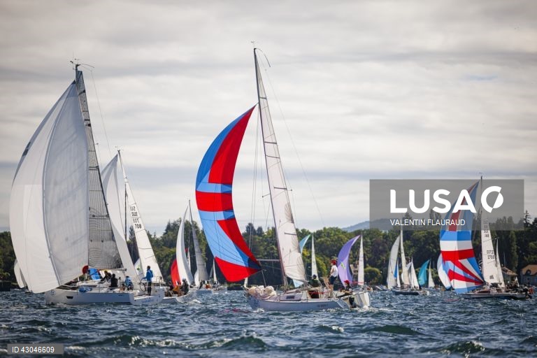 Início da 85.ª corrida à vela "Bol d'Or" no Lago de Genebra, em Genebra, Suíça. 409 barcos inscreveram-se para a Bol d'Or deste fim de semana, a maior regata à vela realizada num lago da Europa. 