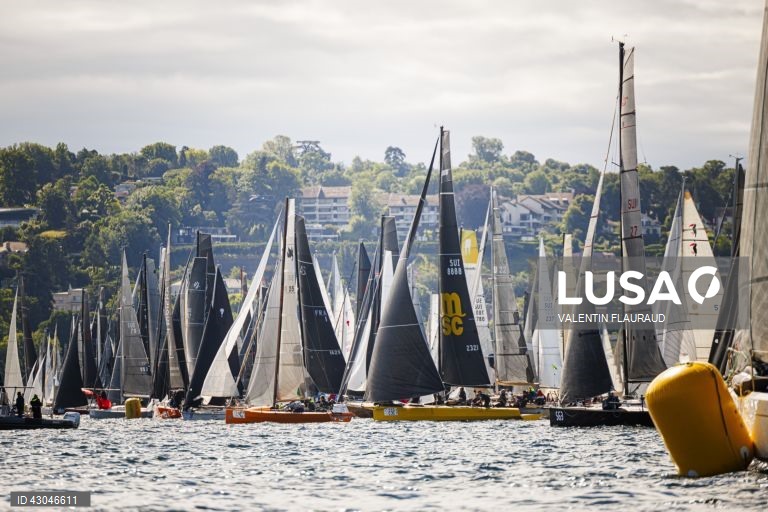Início da 85.ª corrida à vela "Bol d'Or" no Lago de Genebra, em Genebra, Suíça. 409 barcos inscreveram-se para a Bol d'Or deste fim de semana, a maior regata à vela realizada num lago da Europa. 