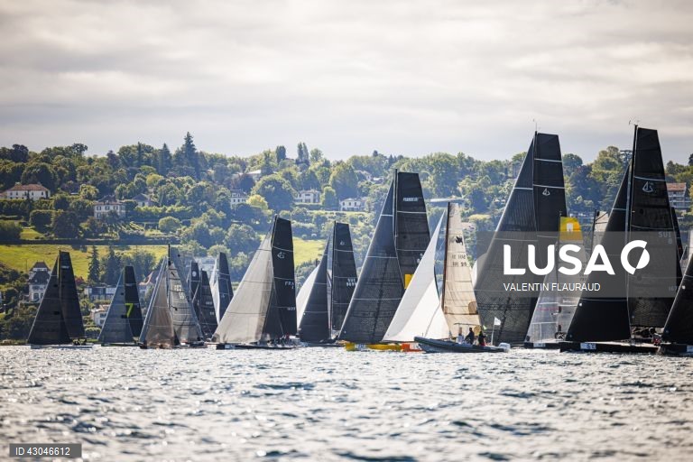 Início da 85.ª corrida à vela "Bol d'Or" no Lago de Genebra, em Genebra, Suíça. 409 barcos inscreveram-se para a Bol d'Or deste fim de semana, a maior regata à vela realizada num lago da Europa. 