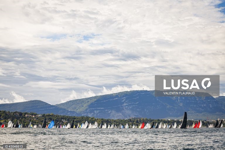 Início da 85.ª corrida à vela "Bol d'Or" no Lago de Genebra, em Genebra, Suíça. 409 barcos inscreveram-se para a Bol d'Or deste fim de semana, a maior regata à vela realizada num lago da Europa. 