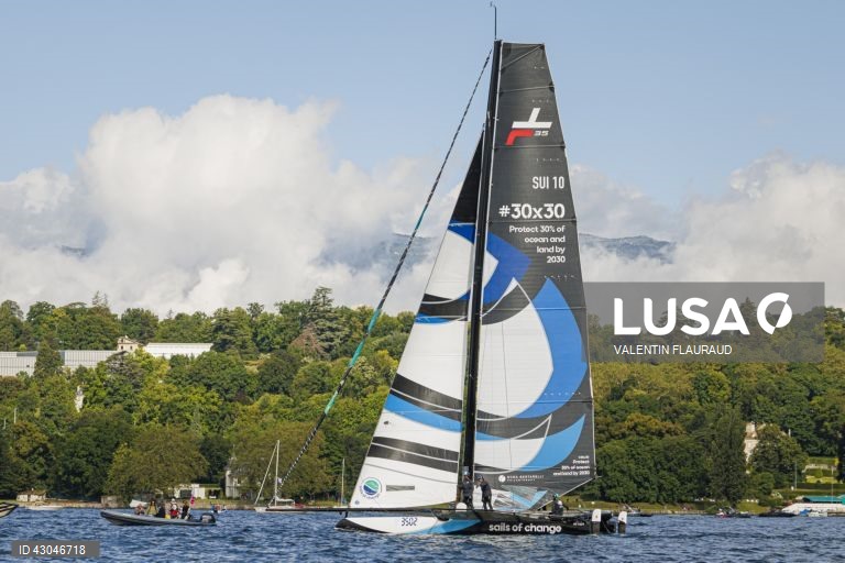 Início da 85.ª corrida à vela "Bol d'Or" no Lago de Genebra, em Genebra, Suíça. 409 barcos inscreveram-se para a Bol d'Or deste fim de semana, a maior regata à vela realizada num lago da Europa. 
