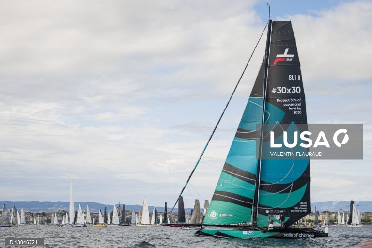 Início da 85.ª corrida à vela "Bol d'Or" no Lago de Genebra, em Genebra, Suíça. 409 barcos inscreveram-se para a Bol d'Or deste fim de semana, a maior regata à vela realizada num lago da Europa. 
