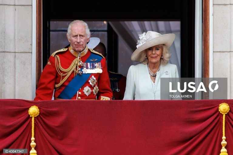 O Príncipe George, o Príncipe William de Gales, o Príncipe Louis, a Princesa Charlotte, a Princesa Catherine de Gales, o Rei Carlos III e a Rainha Camilla assistem a um sobrevoo na varanda do Palácio de Buckingham após o desfile anual Trooping the Colour em Londres, Grã-Bretanha. A princesa de Gales, Catarina, fez a sua primeira aparição pública desde que revelou ter sido diagnosticada com cancro, em março de 2024.
