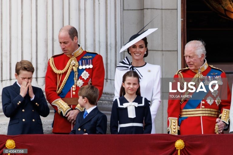 O Príncipe George, o Príncipe William de Gales, o Príncipe Louis, a Princesa Charlotte, a Princesa Catherine de Gales, o Rei Carlos III e a Rainha Camilla assistem a um sobrevoo na varanda do Palácio de Buckingham após o desfile anual Trooping the Colour em Londres, Grã-Bretanha. A princesa de Gales, Catarina, fez a sua primeira aparição pública desde que revelou ter sido diagnosticada com cancro, em março de 2024.