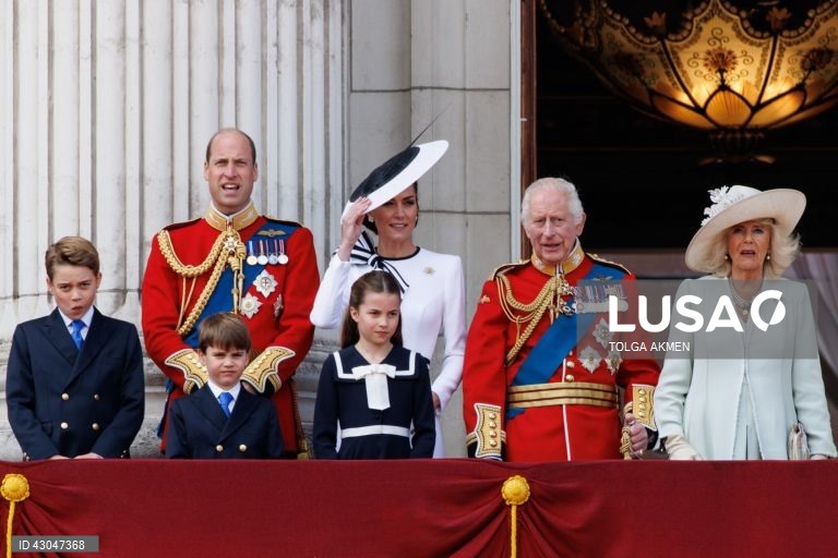 O Príncipe George, o Príncipe William de Gales, o Príncipe Louis, a Princesa Charlotte, a Princesa Catherine de Gales, o Rei Carlos III e a Rainha Camilla assistem a um sobrevoo na varanda do Palácio de Buckingham após o desfile anual Trooping the Colour em Londres, Grã-Bretanha. A princesa de Gales, Catarina, fez a sua primeira aparição pública desde que revelou ter sido diagnosticada com cancro, em março de 2024.