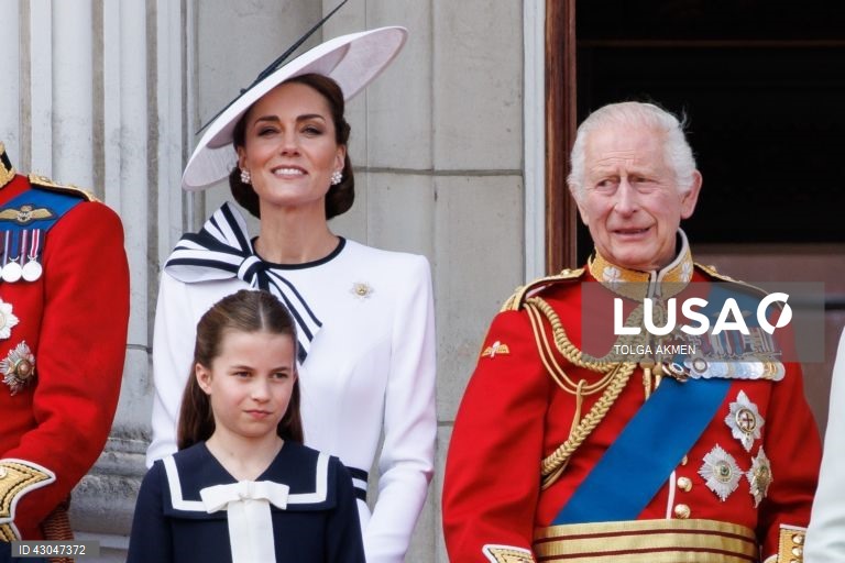 O Príncipe George, o Príncipe William de Gales, o Príncipe Louis, a Princesa Charlotte, a Princesa Catherine de Gales, o Rei Carlos III e a Rainha Camilla assistem a um sobrevoo na varanda do Palácio de Buckingham após o desfile anual Trooping the Colour em Londres, Grã-Bretanha. A princesa de Gales, Catarina, fez a sua primeira aparição pública desde que revelou ter sido diagnosticada com cancro, em março de 2024.