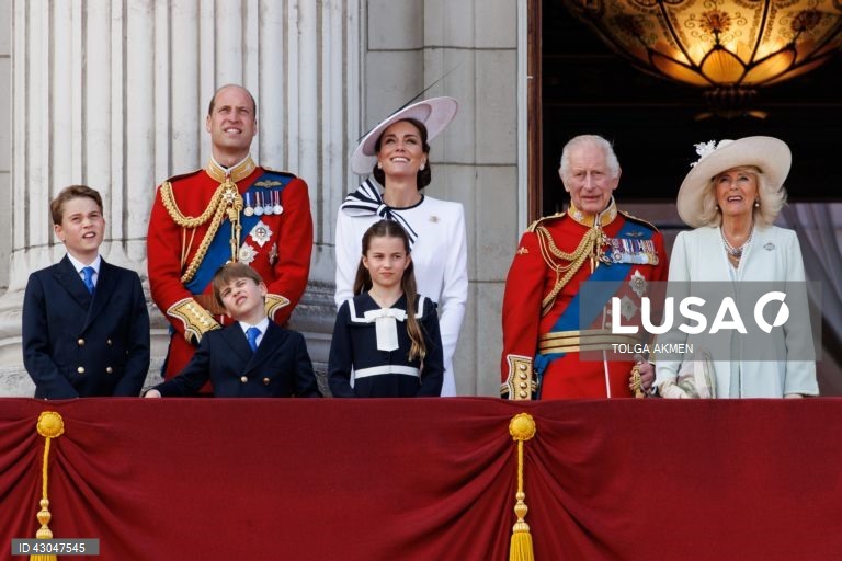 O Príncipe George, o Príncipe William de Gales, o Príncipe Louis, a Princesa Charlotte, a Princesa Catherine de Gales, o Rei Carlos III e a Rainha Camilla assistem a um sobrevoo na varanda do Palácio de Buckingham após o desfile anual Trooping the Colour em Londres, Grã-Bretanha. A princesa de Gales, Catarina, fez a sua primeira aparição pública desde que revelou ter sido diagnosticada com cancro, em março de 2024.