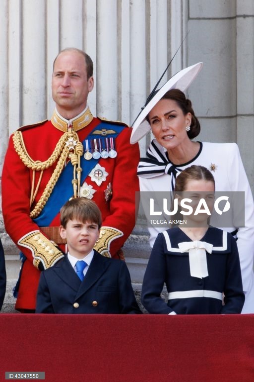 O Príncipe George, o Príncipe William de Gales, o Príncipe Louis, a Princesa Charlotte, a Princesa Catherine de Gales, o Rei Carlos III e a Rainha Camilla assistem a um sobrevoo na varanda do Palácio de Buckingham após o desfile anual Trooping the Colour em Londres, Grã-Bretanha. A princesa de Gales, Catarina, fez a sua primeira aparição pública desde que revelou ter sido diagnosticada com cancro, em março de 2024.