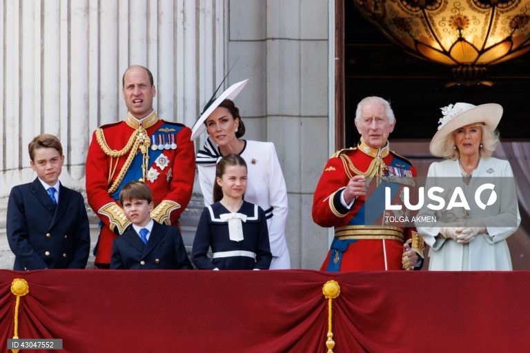O Príncipe George, o Príncipe William de Gales, o Príncipe Louis, a Princesa Charlotte, a Princesa Catherine de Gales, o Rei Carlos III e a Rainha Camilla assistem a um sobrevoo na varanda do Palácio de Buckingham após o desfile anual Trooping the Colour em Londres, Grã-Bretanha. A princesa de Gales, Catarina, fez a sua primeira aparição pública desde que revelou ter sido diagnosticada com cancro, em março de 2024.