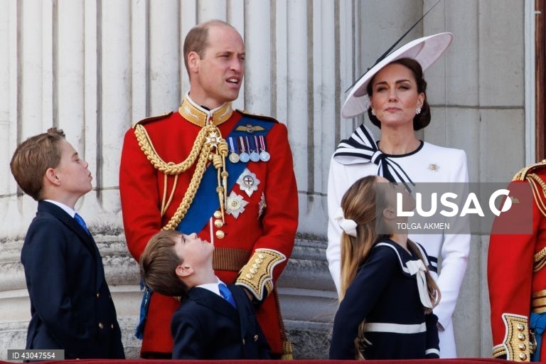 O Príncipe George, o Príncipe William de Gales, o Príncipe Louis, a Princesa Charlotte, a Princesa Catherine de Gales, o Rei Carlos III e a Rainha Camilla assistem a um sobrevoo na varanda do Palácio de Buckingham após o desfile anual Trooping the Colour em Londres, Grã-Bretanha. A princesa de Gales, Catarina, fez a sua primeira aparição pública desde que revelou ter sido diagnosticada com cancro, em março de 2024.
