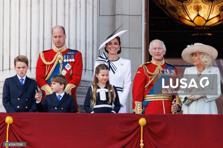 O Príncipe George, o Príncipe William de Gales, o Príncipe Louis, a Princesa Charlotte, a Princesa Catherine de Gales, o Rei Carlos III e a Rainha Camilla assistem a um sobrevoo na varanda do Palácio de Buckingham após o desfile anual Trooping the Colour em Londres, Grã-Bretanha. A princesa de Gales, Catarina, fez a sua primeira aparição pública desde que revelou ter sido diagnosticada com cancro, em março de 2024.