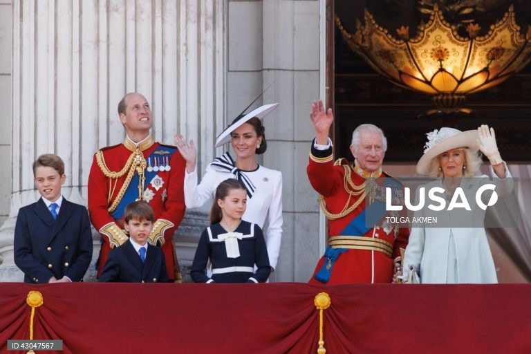 O Príncipe George, o Príncipe William de Gales, o Príncipe Louis, a Princesa Charlotte, a Princesa Catherine de Gales, o Rei Carlos III e a Rainha Camilla assistem a um sobrevoo na varanda do Palácio de Buckingham após o desfile anual Trooping the Colour em Londres, Grã-Bretanha. A princesa de Gales, Catarina, fez a sua primeira aparição pública desde que revelou ter sido diagnosticada com cancro, em março de 2024.