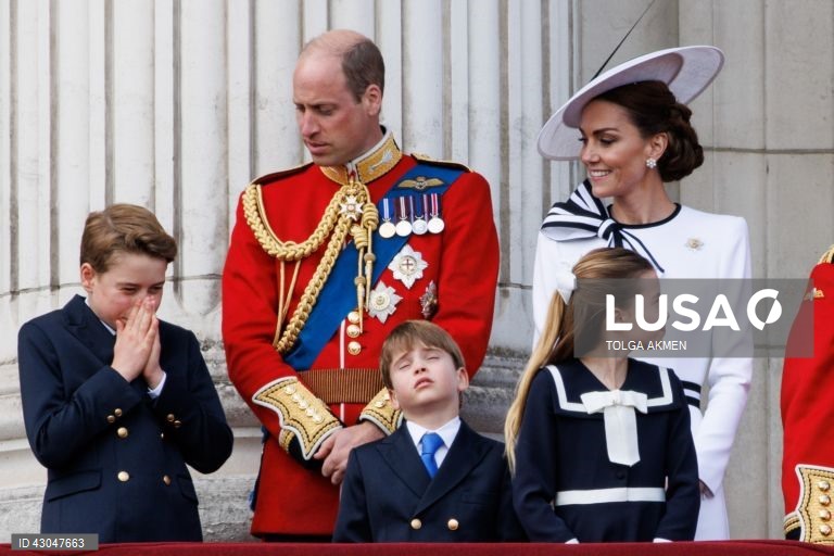 O Príncipe George, o Príncipe William de Gales, o Príncipe Louis, a Princesa Charlotte, a Princesa Catherine de Gales, o Rei Carlos III e a Rainha Camilla assistem a um sobrevoo na varanda do Palácio de Buckingham após o desfile anual Trooping the Colour em Londres, Grã-Bretanha. A princesa de Gales, Catarina, fez a sua primeira aparição pública desde que revelou ter sido diagnosticada com cancro, em março de 2024.