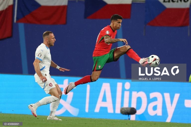 O extremo Francisco Conceição selou hoje, nos descontos, a vitória de Portugal sobre a República Checa (2-1) na estreia no Euro2024 de futebol, apontando o 58.º tento luso em fases finais da competição.
