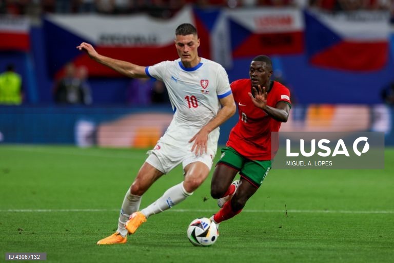 O extremo Francisco Conceição selou hoje, nos descontos, a vitória de Portugal sobre a República Checa (2-1) na estreia no Euro2024 de futebol, apontando o 58.º tento luso em fases finais da competição.
