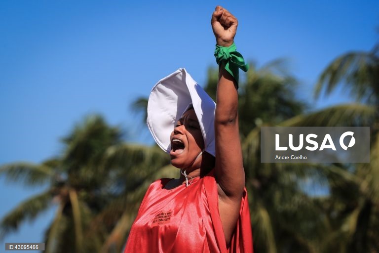 Mulheres protestam contra o projeto de lei anti-aborto no Rio de Janeiro.