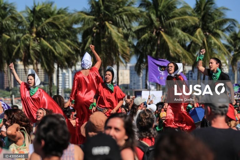 Mulheres protestam contra o projeto de lei anti-aborto no Rio de Janeiro.