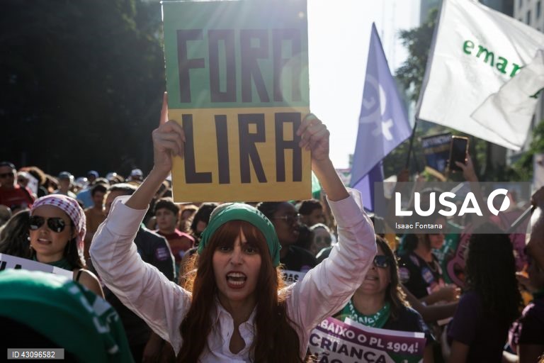 Mulheres protestam contra o projeto de lei anti-aborto no Rio de Janeiro.