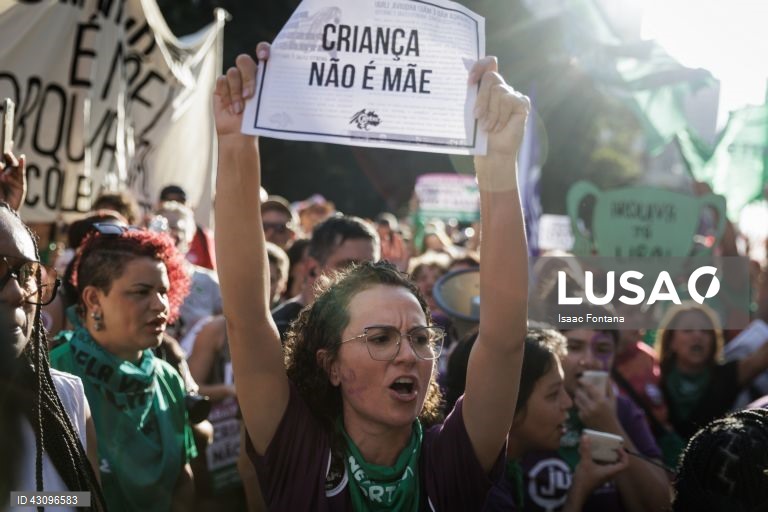 Mulheres protestam contra o projeto de lei anti-aborto no Rio de Janeiro.
