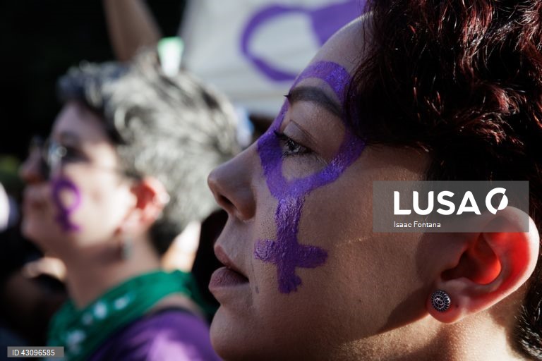 Mulheres protestam contra o projeto de lei anti-aborto no Rio de Janeiro.